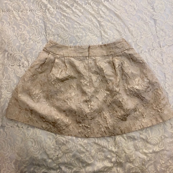 Cream and gold mini skirt - Picture 3 of 8